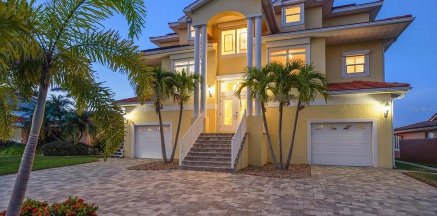 House in New Port Richey, Florida 4 bedrooms, 242.66 sq.m. № 1910289