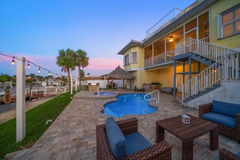 House in New Port Richey, Florida 4 bedrooms, 242.66 sq.m. № 1910289 - photo 15