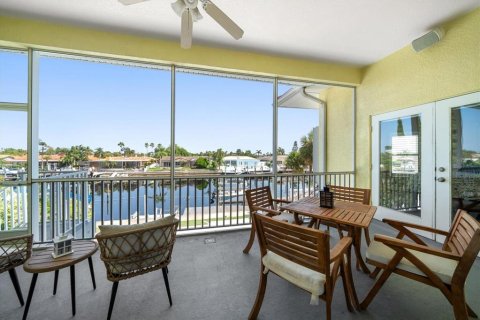 House in New Port Richey, Florida 4 bedrooms, 242.66 sq.m. № 1910289 - photo 20