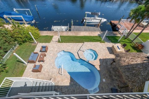 House in New Port Richey, Florida 4 bedrooms, 242.66 sq.m. № 1910289 - photo 11