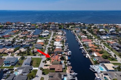 House in New Port Richey, Florida 4 bedrooms, 242.66 sq.m. № 1910289 - photo 5