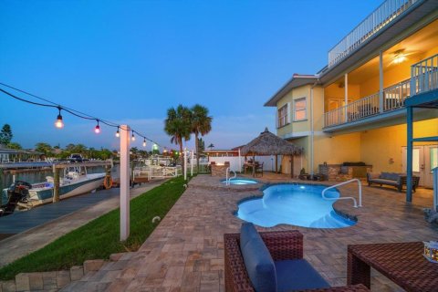 House in New Port Richey, Florida 4 bedrooms, 242.66 sq.m. № 1910289 - photo 8