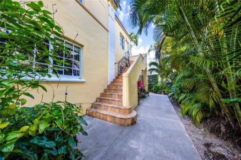 Condo in Miami Beach, Florida, 1 bedroom  № 2002942 - photo 22