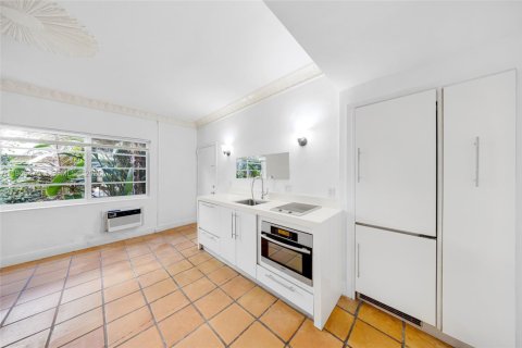 Condo in Miami Beach, Florida, 1 bedroom  № 2002942 - photo 4