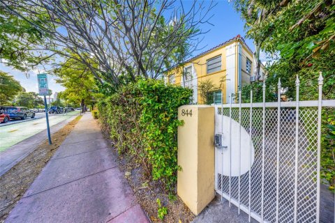Condo in Miami Beach, Florida, 1 bedroom  № 2002942 - photo 24