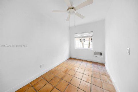 Condo in Miami Beach, Florida, 1 bedroom  № 2002942 - photo 12