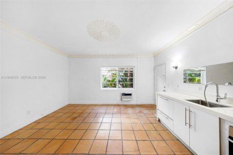 Condo in Miami Beach, Florida, 1 bedroom  № 2002942 - photo 11