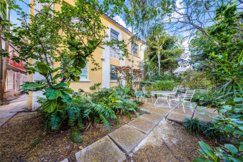 Condo in Miami Beach, Florida, 1 bedroom  № 2002942 - photo 23