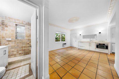 Condo in Miami Beach, Florida, 1 bedroom  № 2002942 - photo 15
