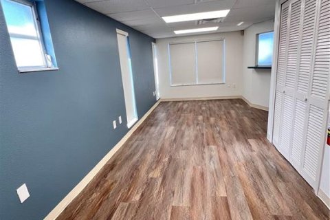 Propiedad comercial en alquiler en Holiday, Florida № 1533909 - foto 6