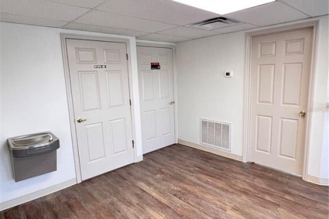 Propiedad comercial en alquiler en Holiday, Florida № 1533909 - foto 9