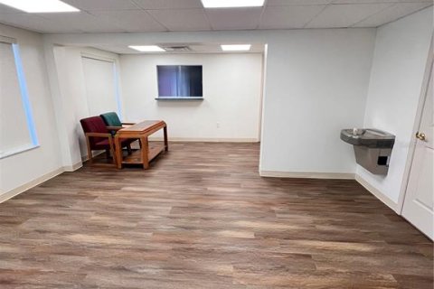 Propiedad comercial en alquiler en Holiday, Florida № 1533909 - foto 17