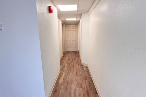 Propiedad comercial en alquiler en Holiday, Florida № 1533909 - foto 8