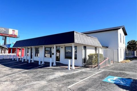 Propiedad comercial en alquiler en Holiday, Florida № 1533909 - foto 1