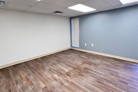 Propiedad comercial en alquiler en Holiday, Florida № 1533909 - foto 12