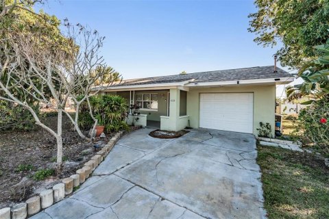 House in Clearwater, Florida 2 bedrooms, 100.61 sq.m. № 2226117