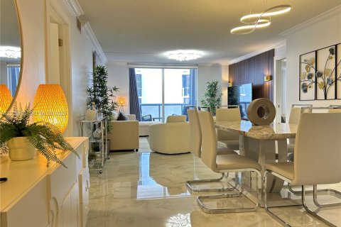 Снять в аренду кондоминиум в Майами-Бич, Флорида 2 спальни, 118.08м2, № 2145753 - фото 2