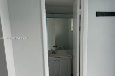 Copropriété à louer à Miami, Floride: 1 chambre, 83.43 m2 № 2170750 - photo 9