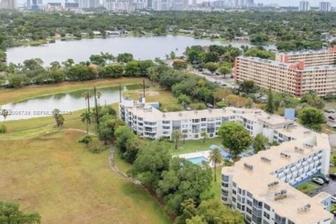 Copropriété à louer à Miami, Floride: 1 chambre, 83.43 m2 № 2170750 - photo 2