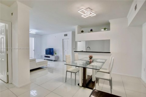 Condo in Sunny Isles Beach, Florida, 2 bedrooms  № 1807652 - photo 1