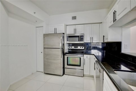 Condo in Sunny Isles Beach, Florida, 2 bedrooms  № 1807652 - photo 7