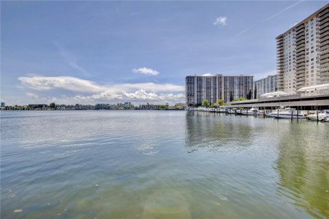 Condo in Sunny Isles Beach, Florida, 2 bedrooms  № 1807652 - photo 19