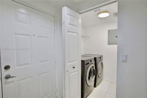 Condo in Sunny Isles Beach, Florida, 2 bedrooms  № 1807652 - photo 16