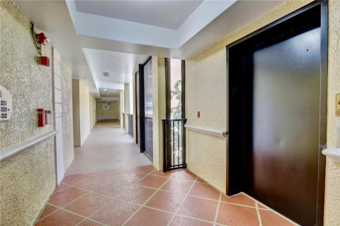 Condo in Sunny Isles Beach, Florida, 2 bedrooms  № 1807652 - photo 17