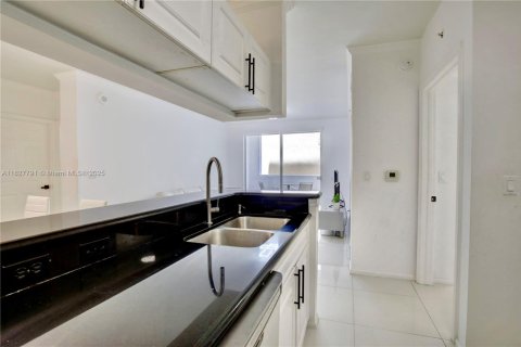 Condo in Sunny Isles Beach, Florida, 2 bedrooms  № 1807652 - photo 11