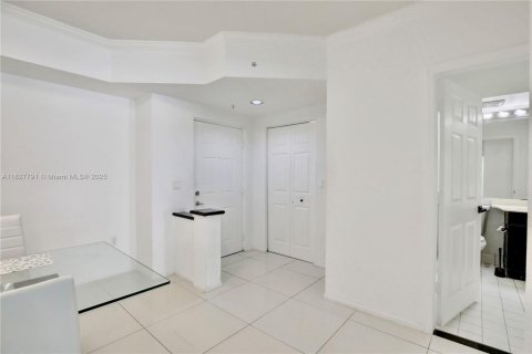 Condo in Sunny Isles Beach, Florida, 2 bedrooms  № 1807652 - photo 2