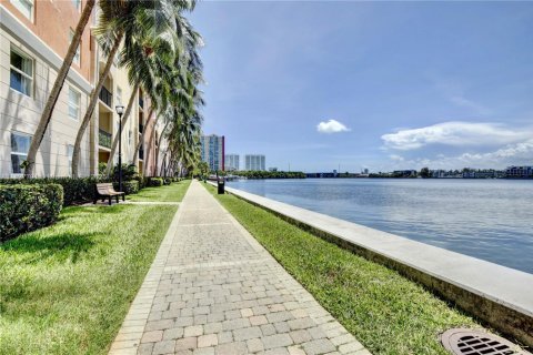 Condo in Sunny Isles Beach, Florida, 2 bedrooms  № 1807652 - photo 18