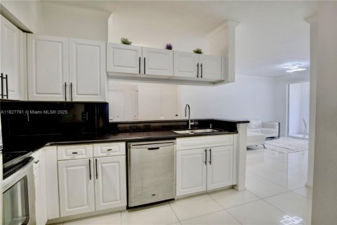 Condo in Sunny Isles Beach, Florida, 2 bedrooms  № 1807652 - photo 8