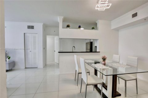 Condo in Sunny Isles Beach, Florida, 2 bedrooms  № 1807652 - photo 4