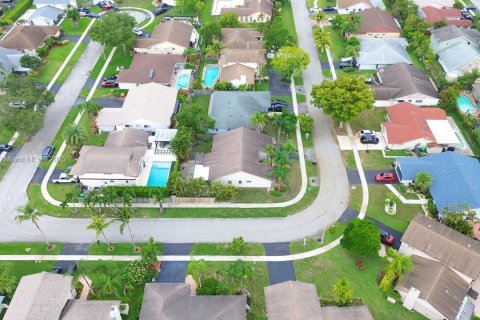 House in Sunrise, Florida 3 bedrooms, 164.9 sq.m. № 1882585 - photo 14