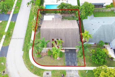 House in Sunrise, Florida 3 bedrooms, 164.9 sq.m. № 1882585 - photo 3