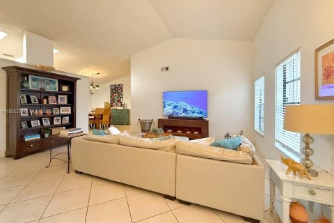 House in Sunrise, Florida 3 bedrooms, 164.9 sq.m. № 1882585 - photo 20