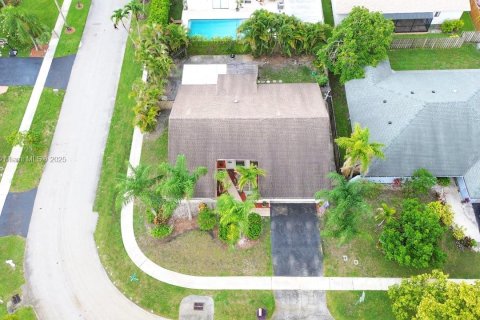 House in Sunrise, Florida 3 bedrooms, 164.9 sq.m. № 1882585 - photo 13