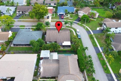House in Sunrise, Florida 3 bedrooms, 164.9 sq.m. № 1882585 - photo 10