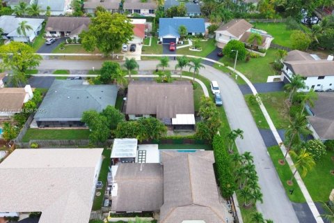 House in Sunrise, Florida 3 bedrooms, 164.9 sq.m. № 1882585 - photo 5
