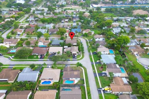 House in Sunrise, Florida 3 bedrooms, 164.9 sq.m. № 1882585 - photo 8