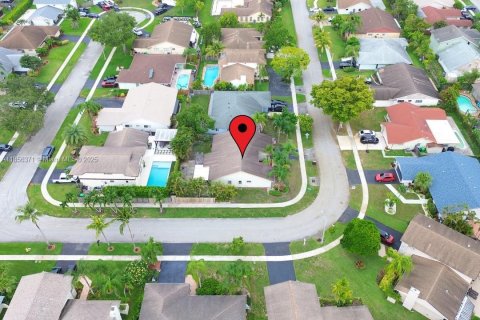 House in Sunrise, Florida 3 bedrooms, 164.9 sq.m. № 1882585 - photo 11