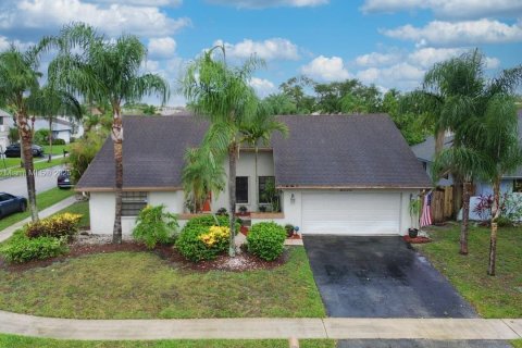 House in Sunrise, Florida 3 bedrooms, 164.9 sq.m. № 1882585 - photo 1
