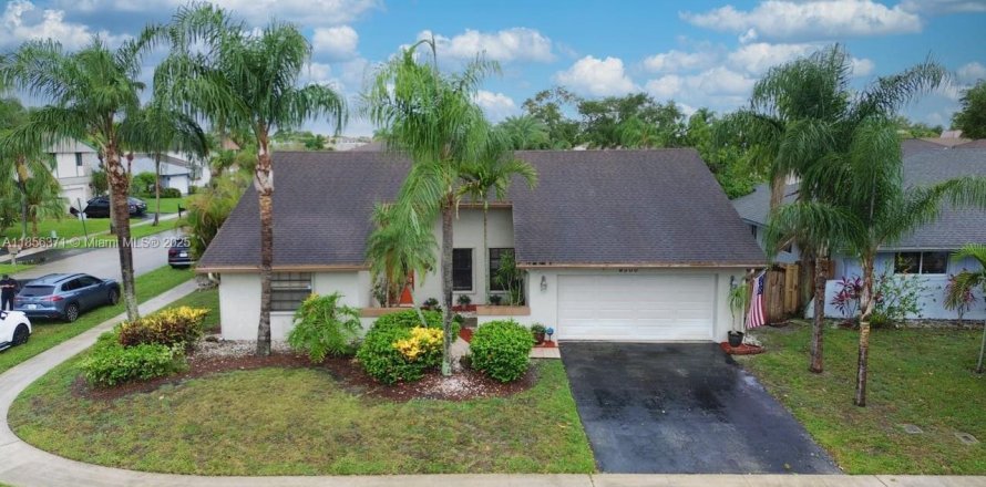 House in Sunrise, Florida 3 bedrooms, 164.9 sq.m. № 1882585