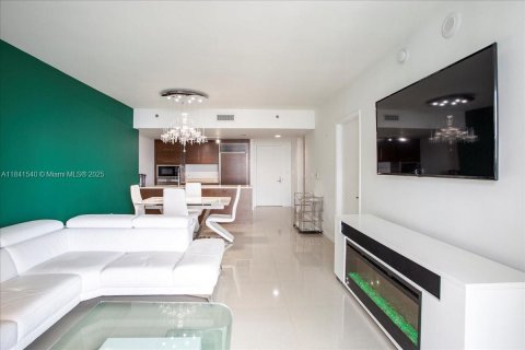 Condo in Miami, Florida, 1 bedroom  № 1888806 - photo 14