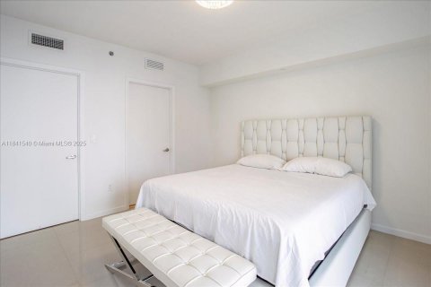 Condo in Miami, Florida, 1 bedroom  № 1888806 - photo 13