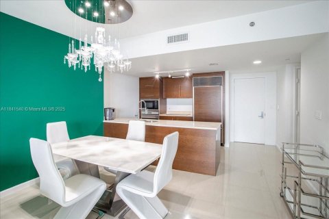 Condo in Miami, Florida, 1 bedroom  № 1888806 - photo 2