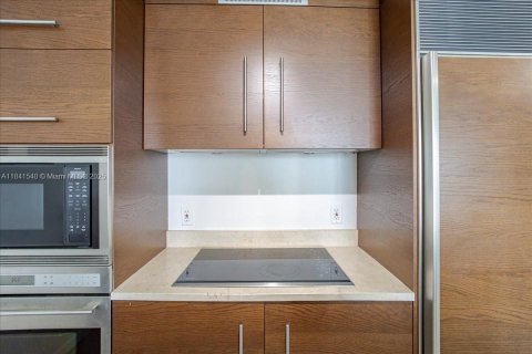 Condo in Miami, Florida, 1 bedroom  № 1888806 - photo 8