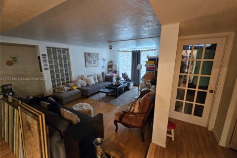 Condo in Lauderhill, Florida, 3 bedrooms  № 1862861 - photo 6