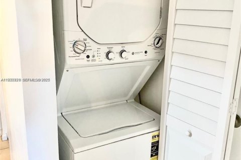 Снять в аренду кондоминиум в Майами, Флорида 2 спальни, 90.12м2, № 1989025 - фото 9