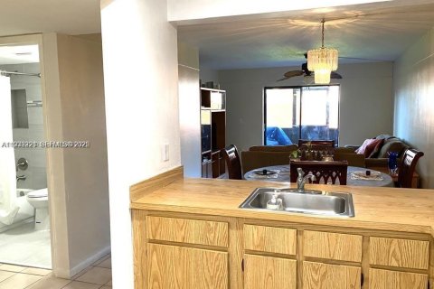 Снять в аренду кондоминиум в Майами, Флорида 2 спальни, 90.12м2, № 1989025 - фото 8